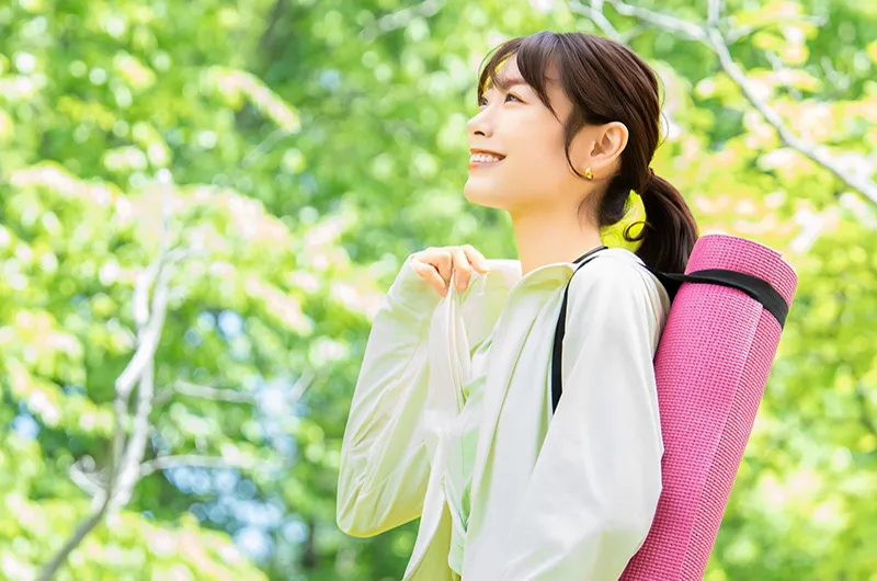 ヨガをする女性