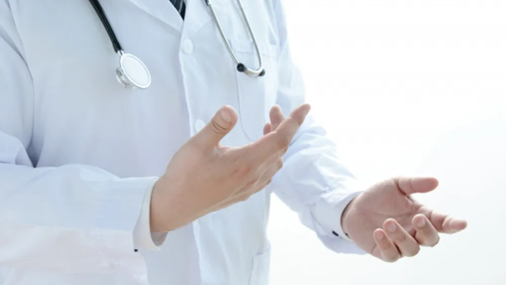 静岡市の医療脱毛の診察する医師