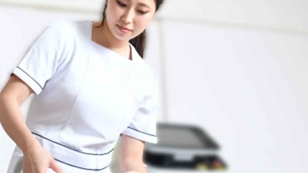 静岡市の医療脱毛の施術をする女性スタッフ